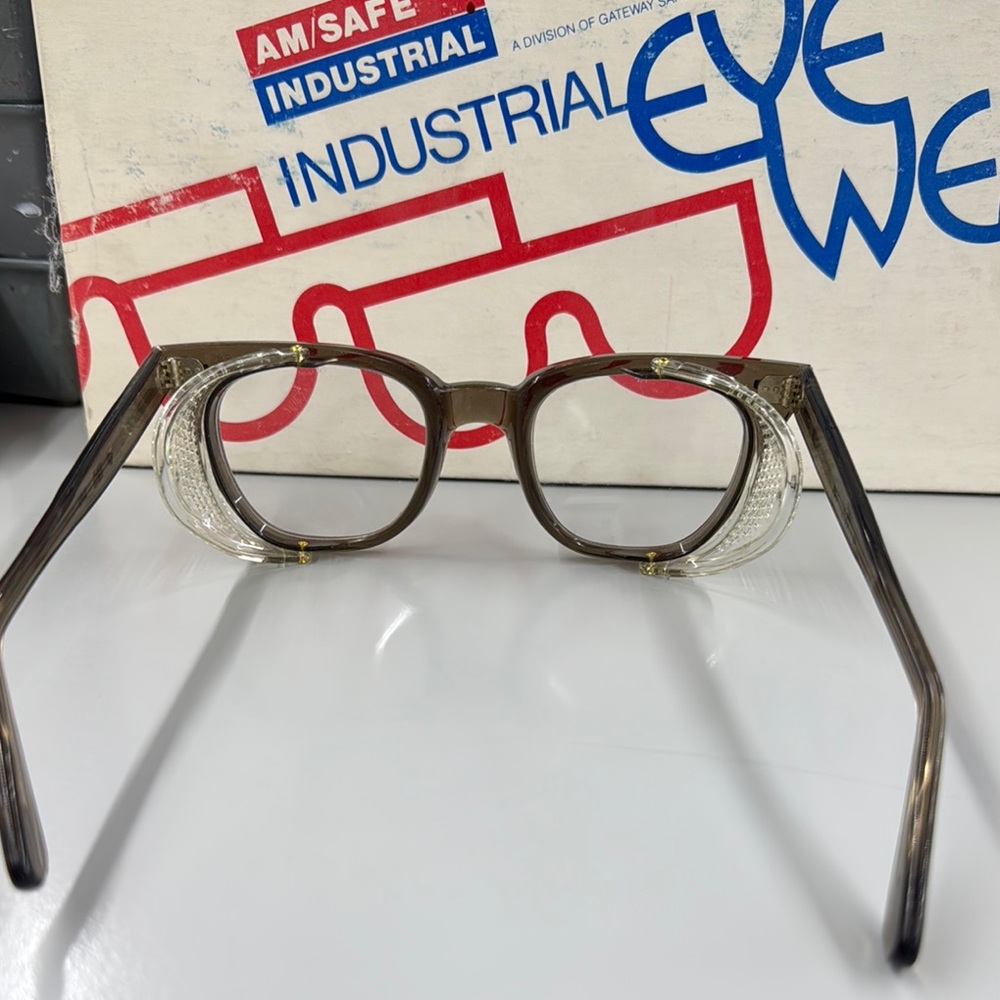 Gray and Black Cat-Eye Glasses with Vintage Design - Picture 4 of 7